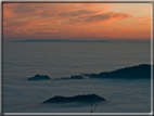foto Colline nella nebbia al Tramonto